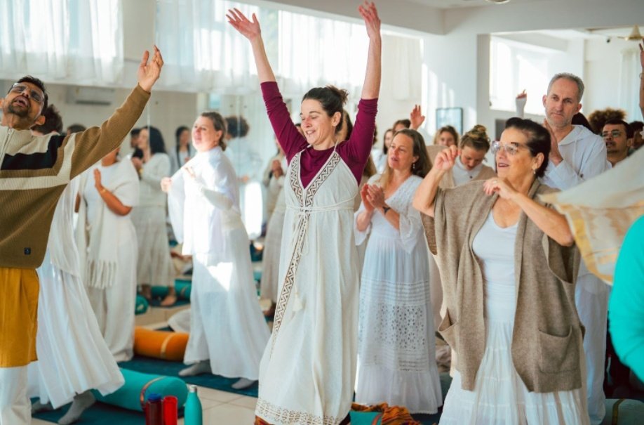 Can I find a budget-friendly yoga school in Rishikesh without compromising quality?